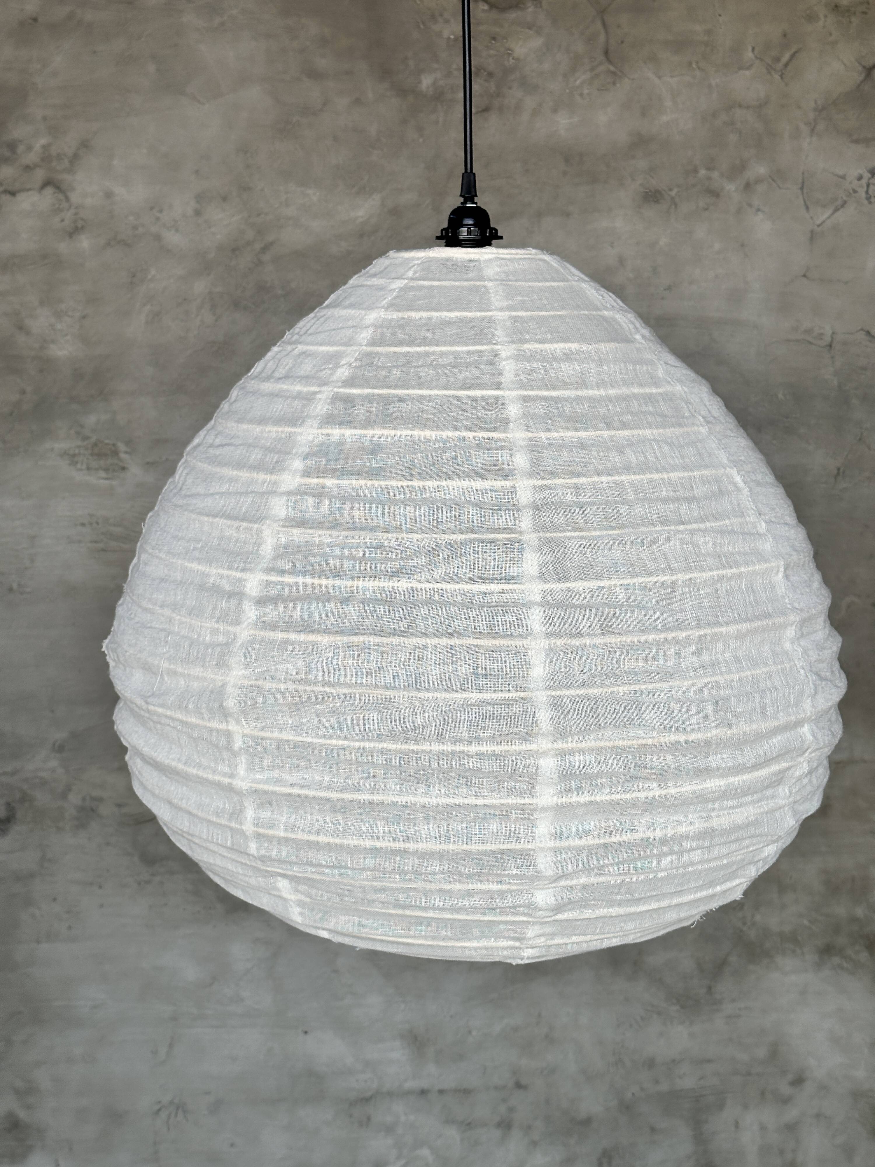 Average suspension in rattan and natural linen with a Japanese droplet shape H