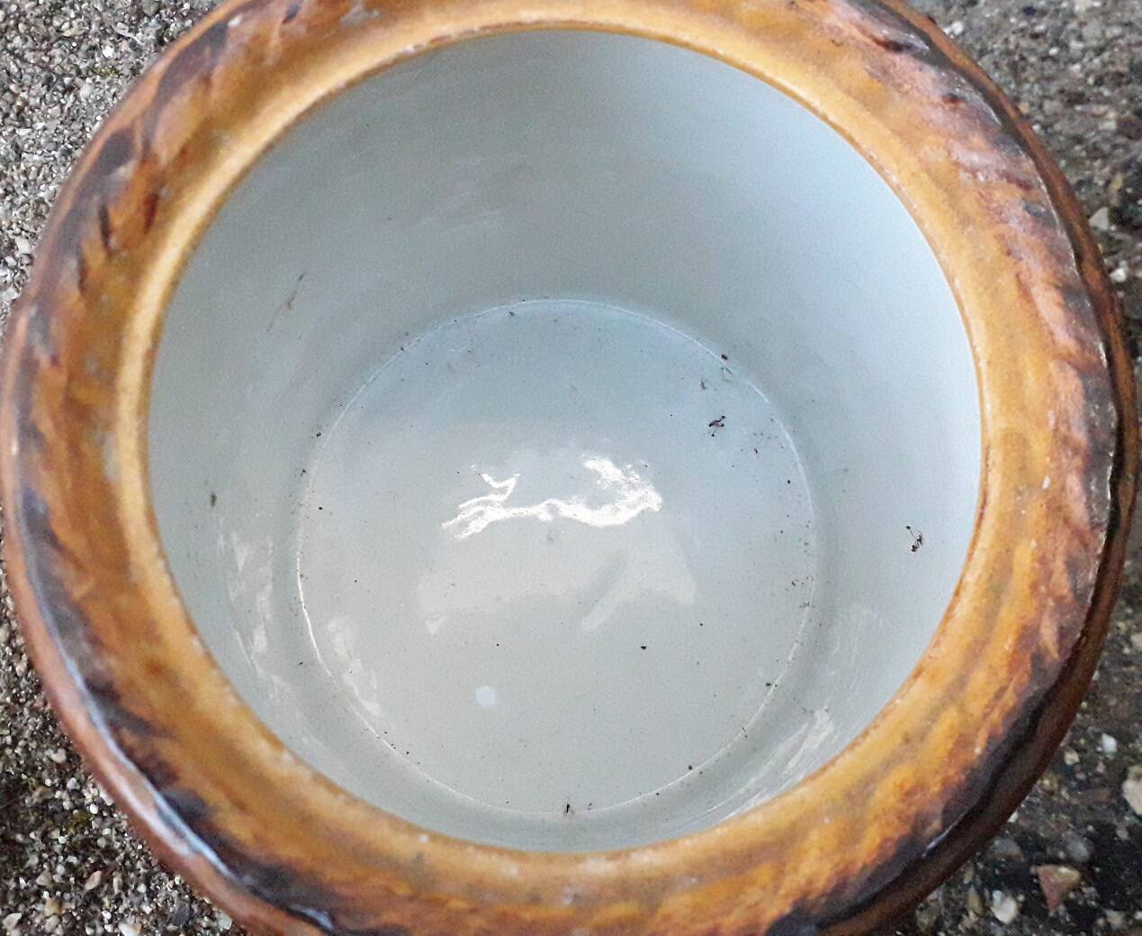 Pot covered in trompe l'œil