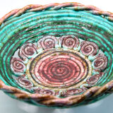 Plat XL vintage en barbotine ajourée aux spirales bleu vert et vieux rose