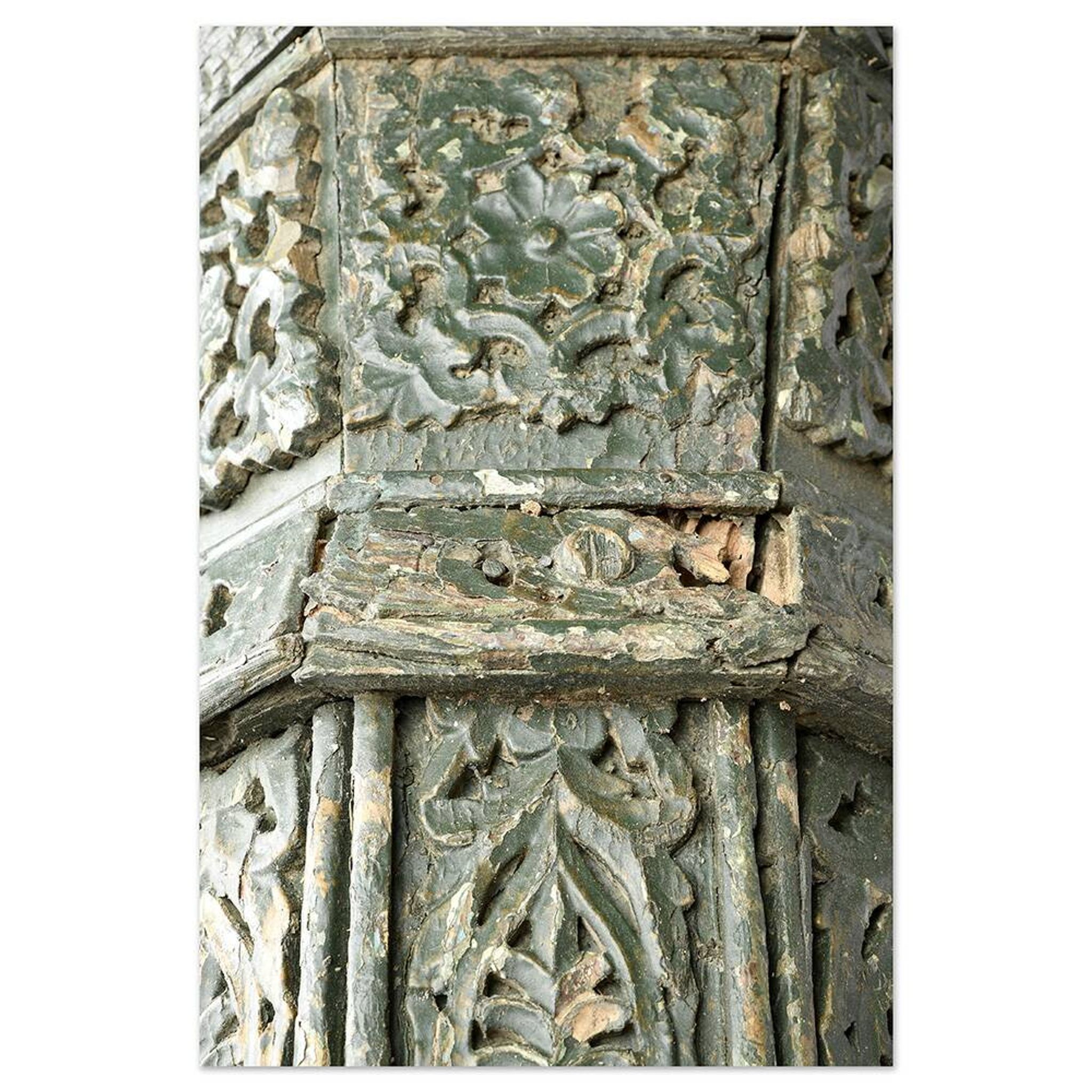 Grandes colonnes en bois sculpté