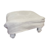 Repose pied en bois et linge ancien