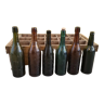 Ancienne caisse en bois français avec 6 vieilles bouteilles, du 20ème siècle.