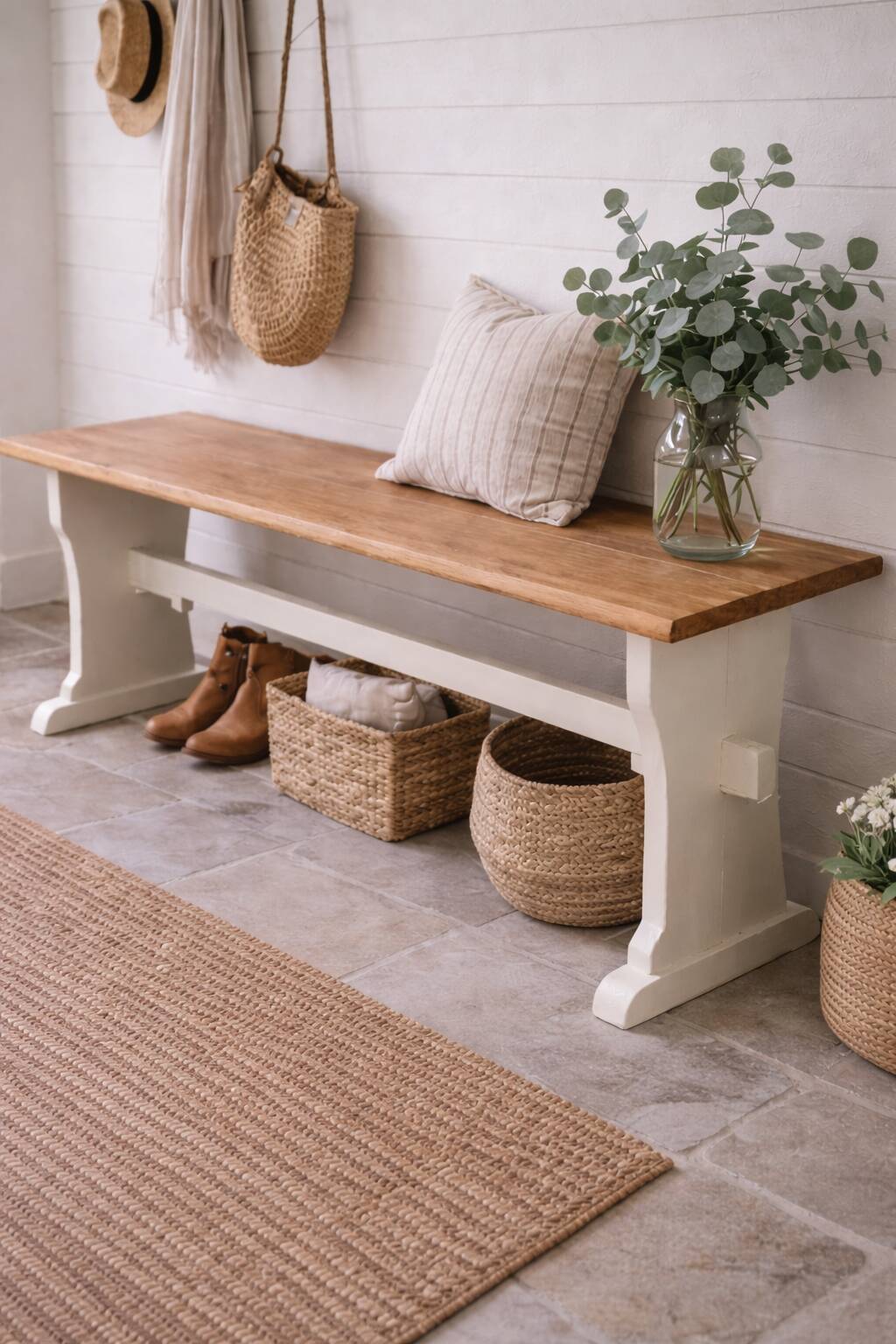 Banc réenchanté en beige, assise cirée chêne moyen.