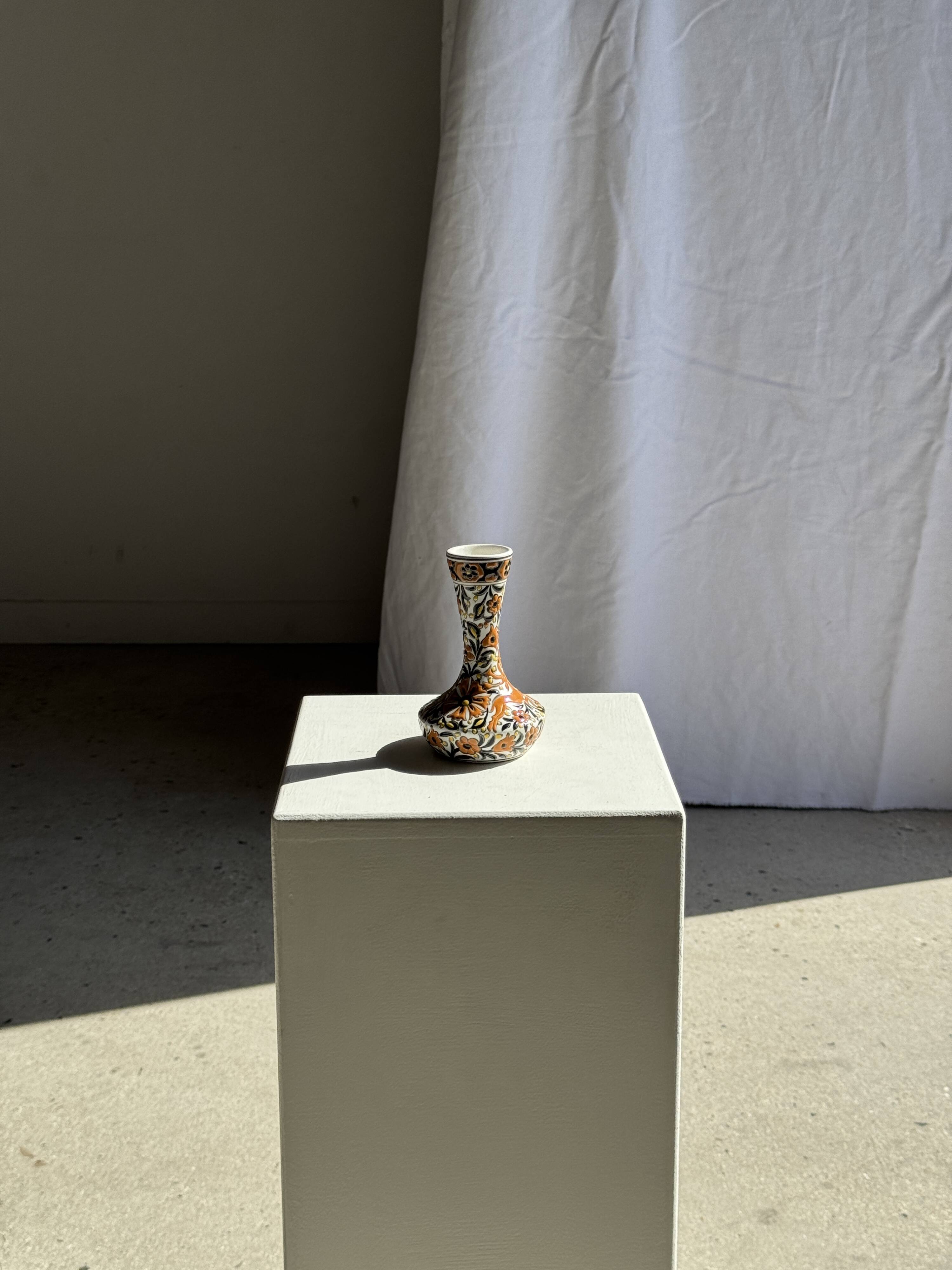 Petit vase soliflore blanc à décor floral et animalier orange H14 L9
