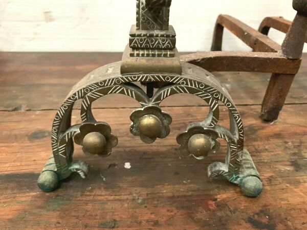 Paire de chenets en bronze ciselé XX siècle