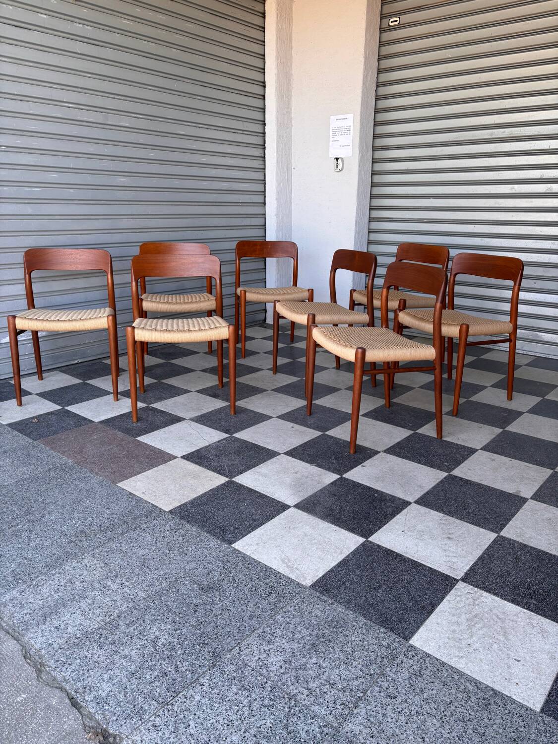 Série de 8 chaises Møller 75