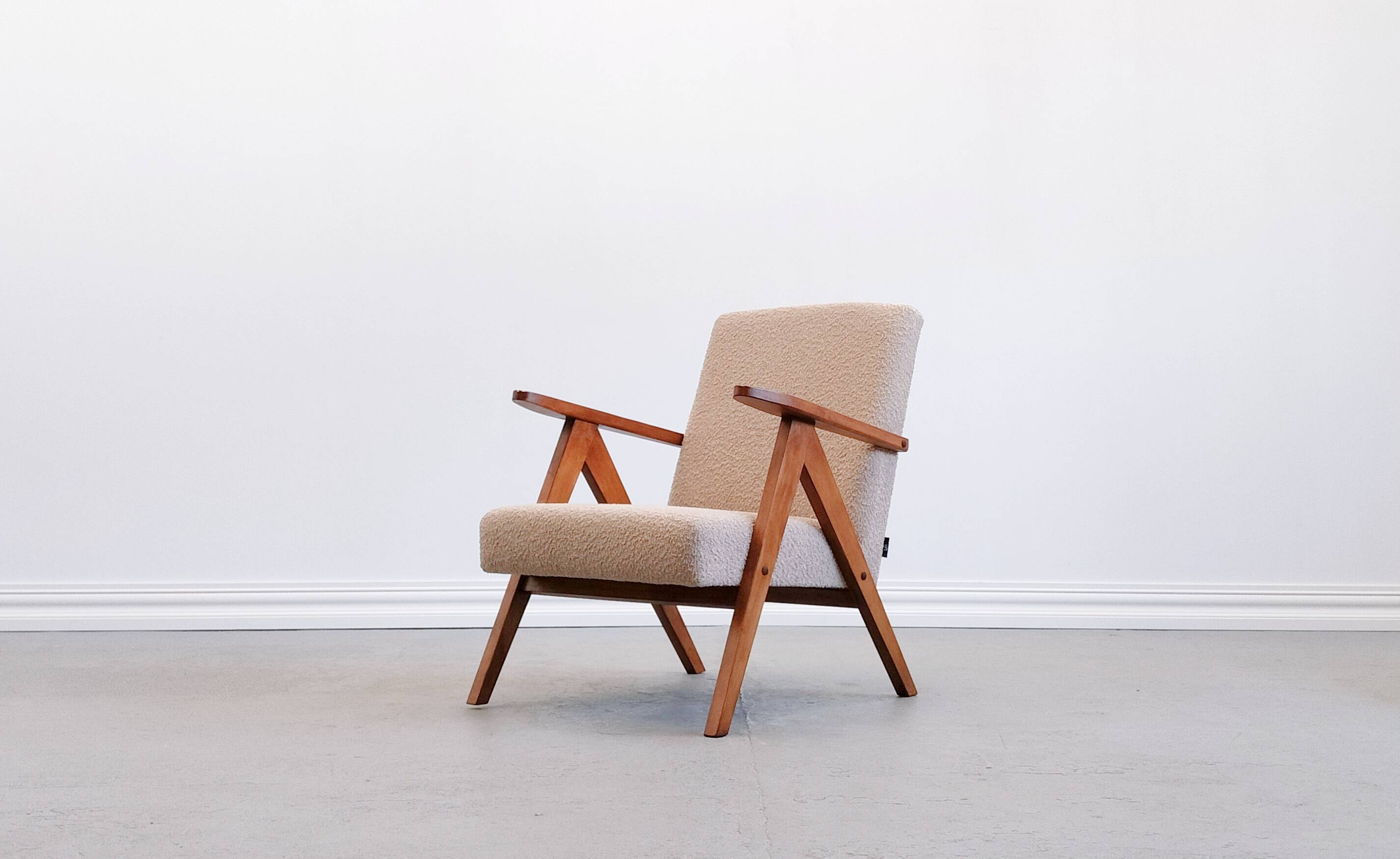 Mid Century Easy Chair Model B - 310 Var in Beige Boucle