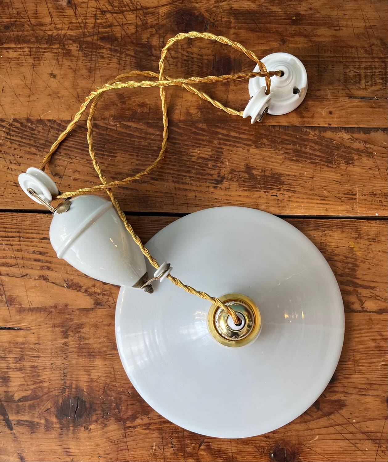 Period pendant lamp rises and falls in porcelain and opaline