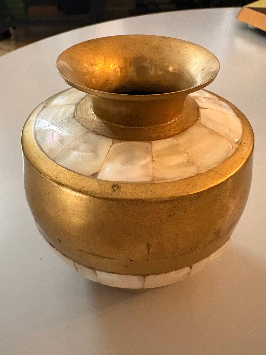 Petit vase vintage en laiton et nacre naturelle