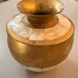 Petit vase vintage en laiton et nacre naturelle