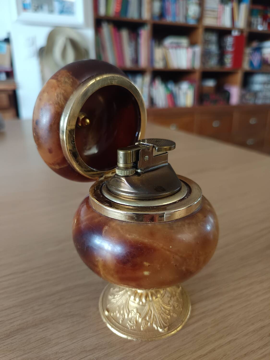 Tabletop lighter in alabaster