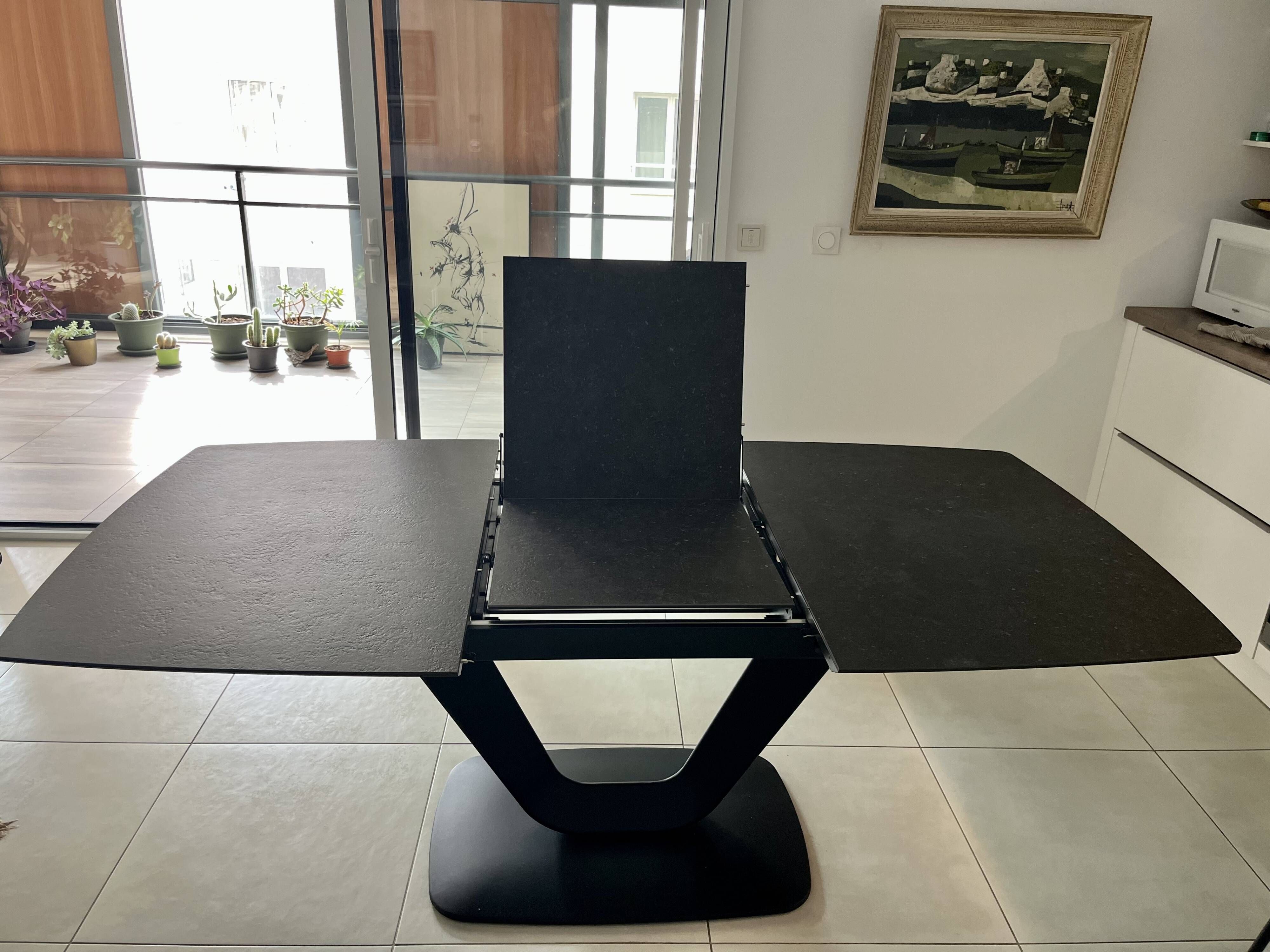 Extendable dining table