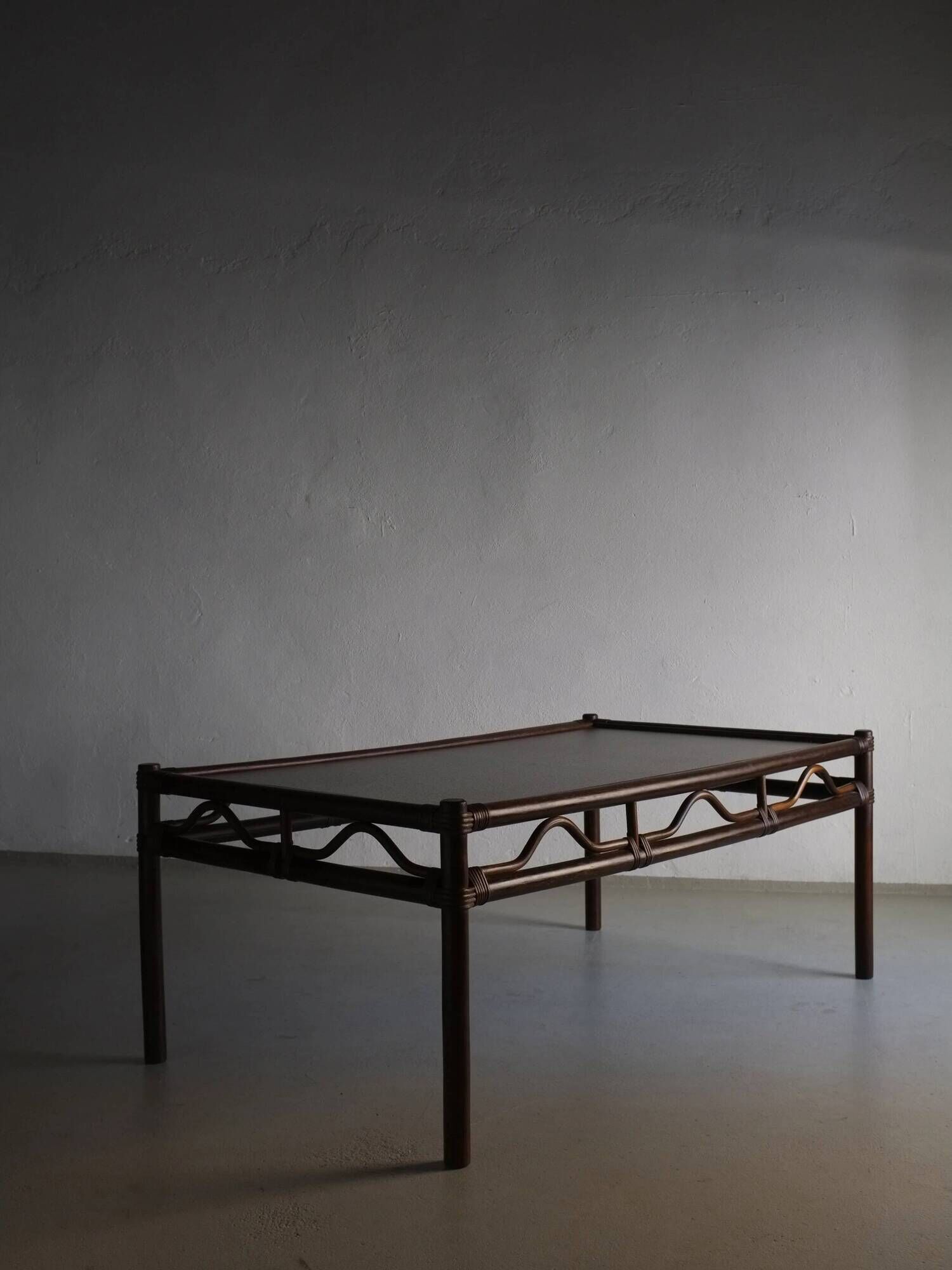 Table basse en rotin foncé et verre | Années 1980