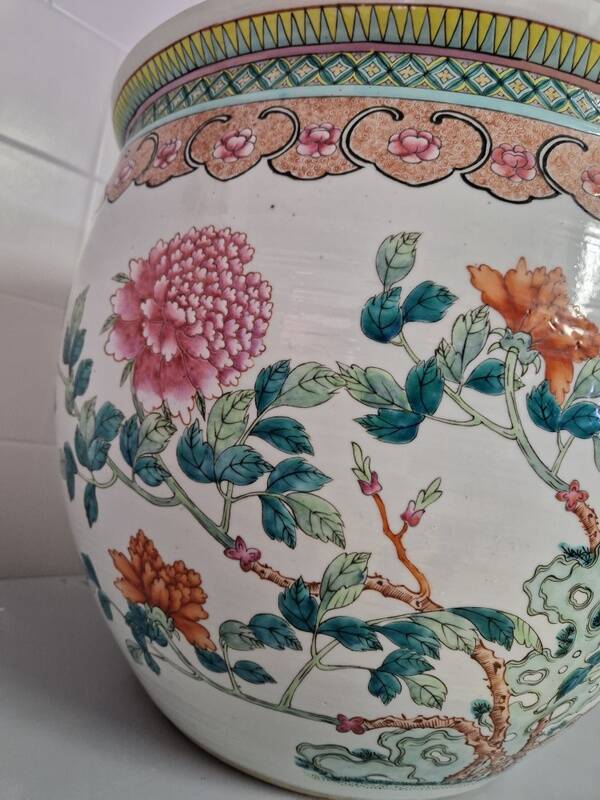 China - Circular fishbowl in Famille Rose enamel