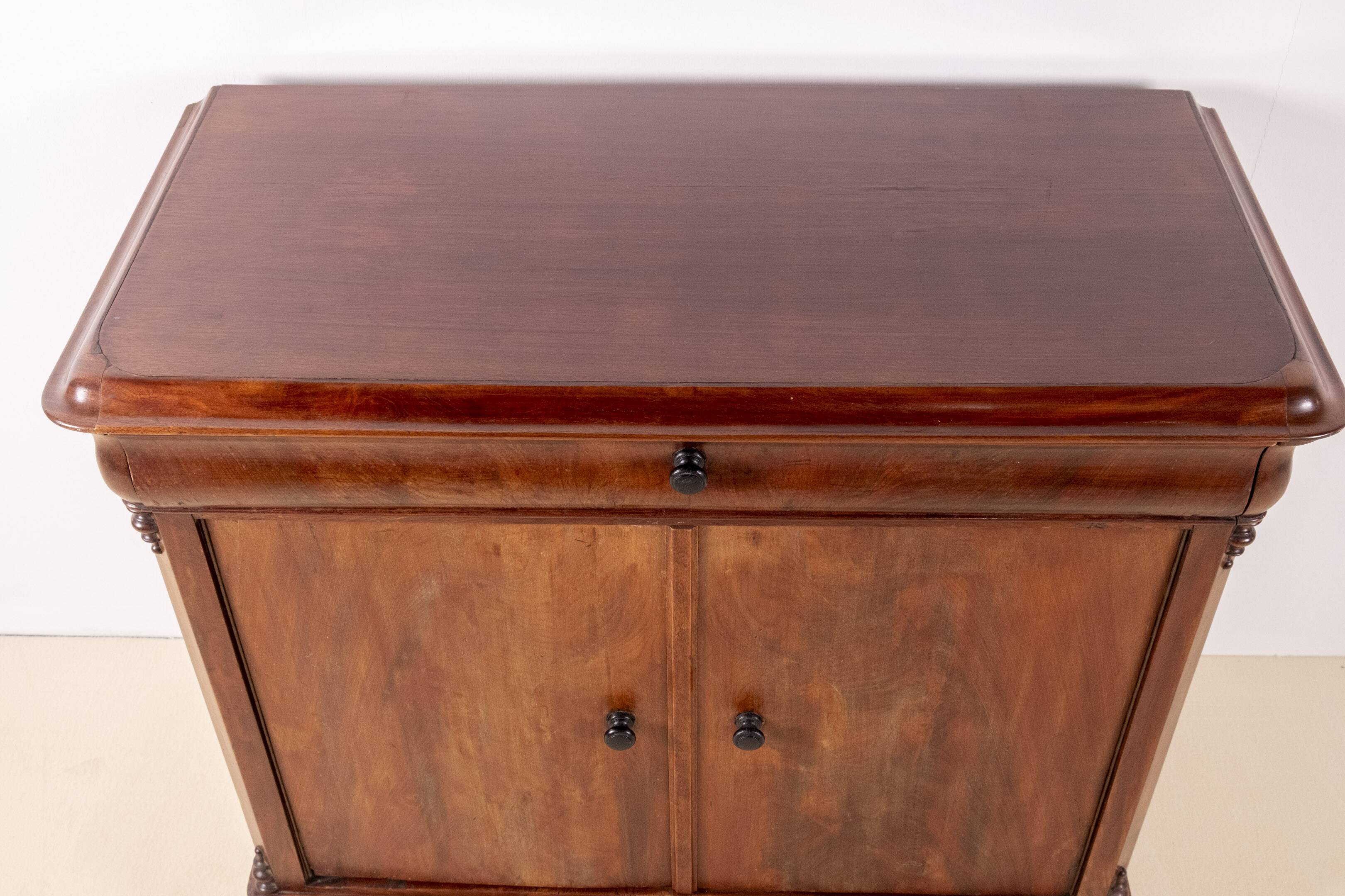 Cabinet Louis Philippe en acajou fabriqué en Belgique