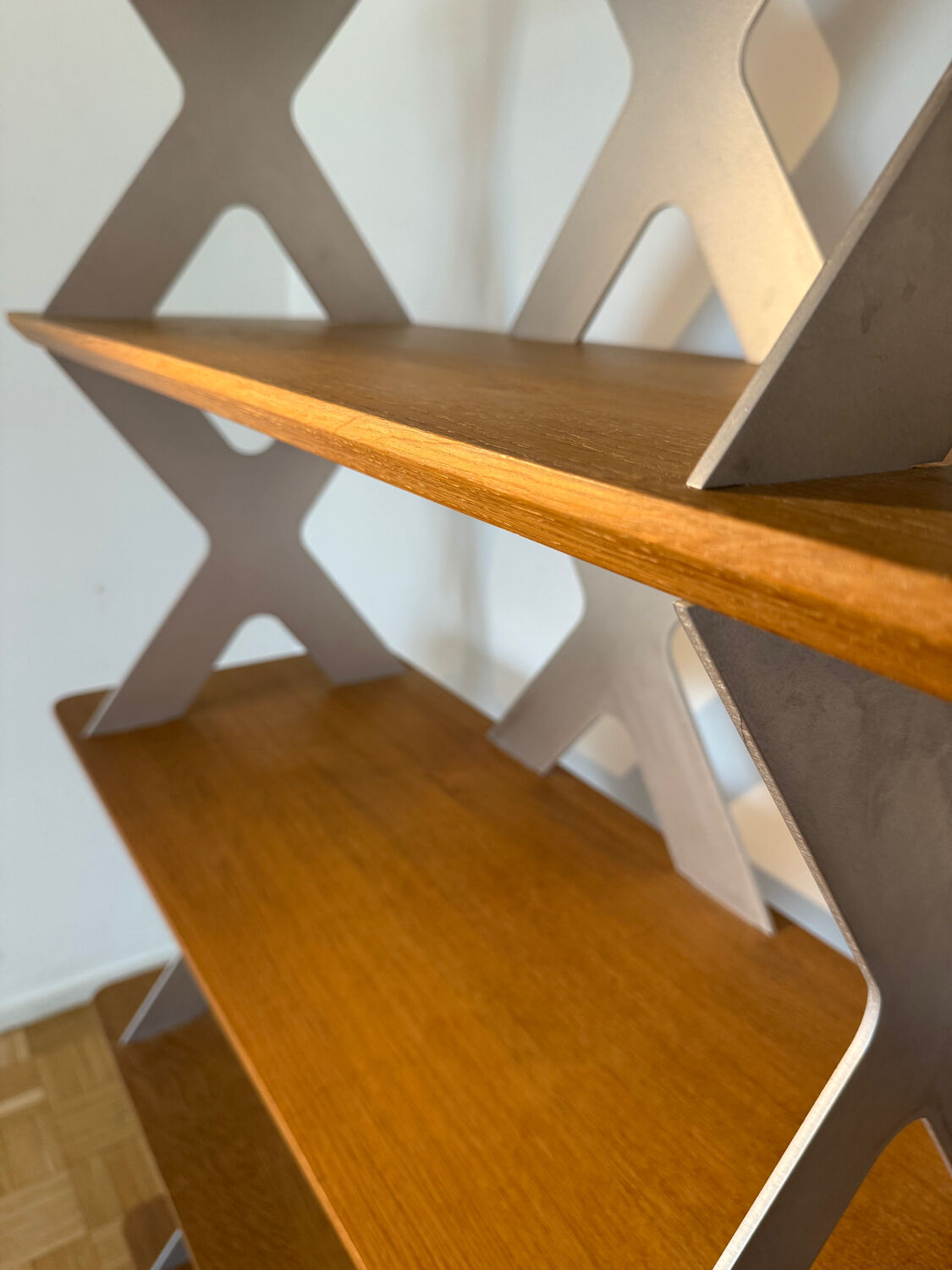 Designer shelf in solid oak and signed aluminium.