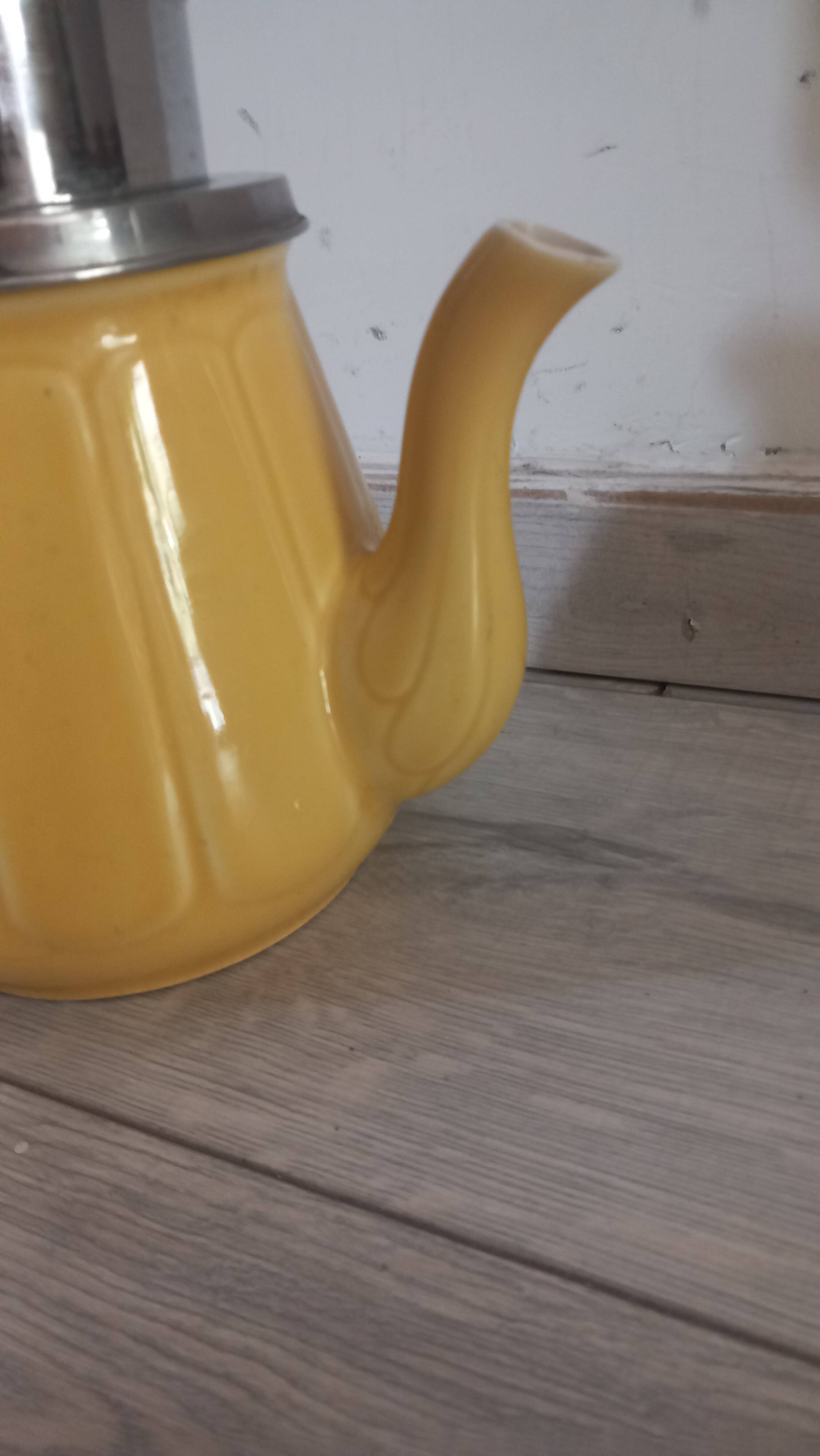 Yellow 1950s coffee pot porcelain and Bakelite selecta