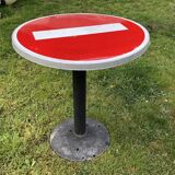 Table de bistrot jardin vintage panneau routier sens interdit