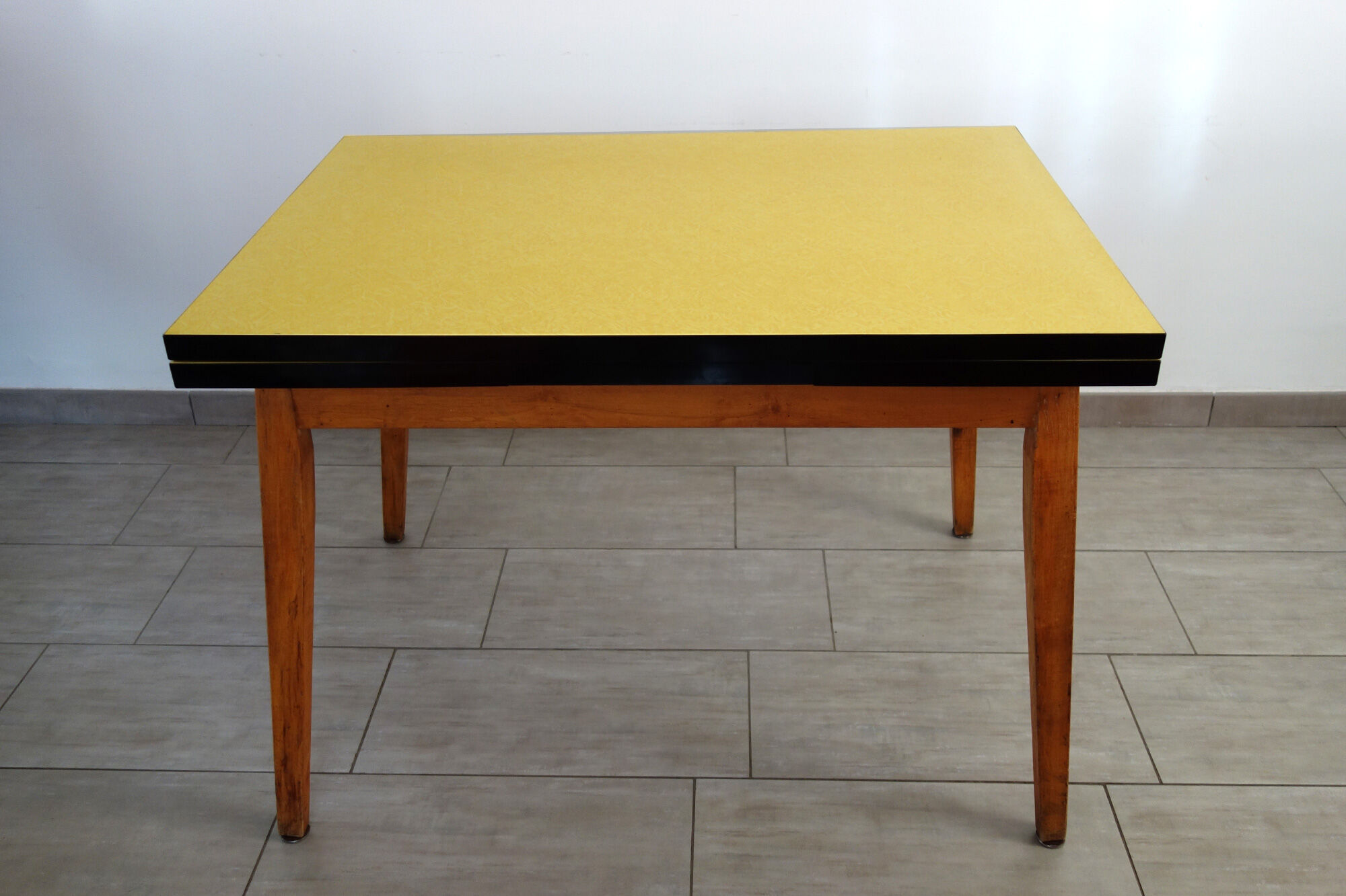 Table formica jaune et pieds bois années 50