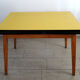 Table formica jaune et pieds bois années 50