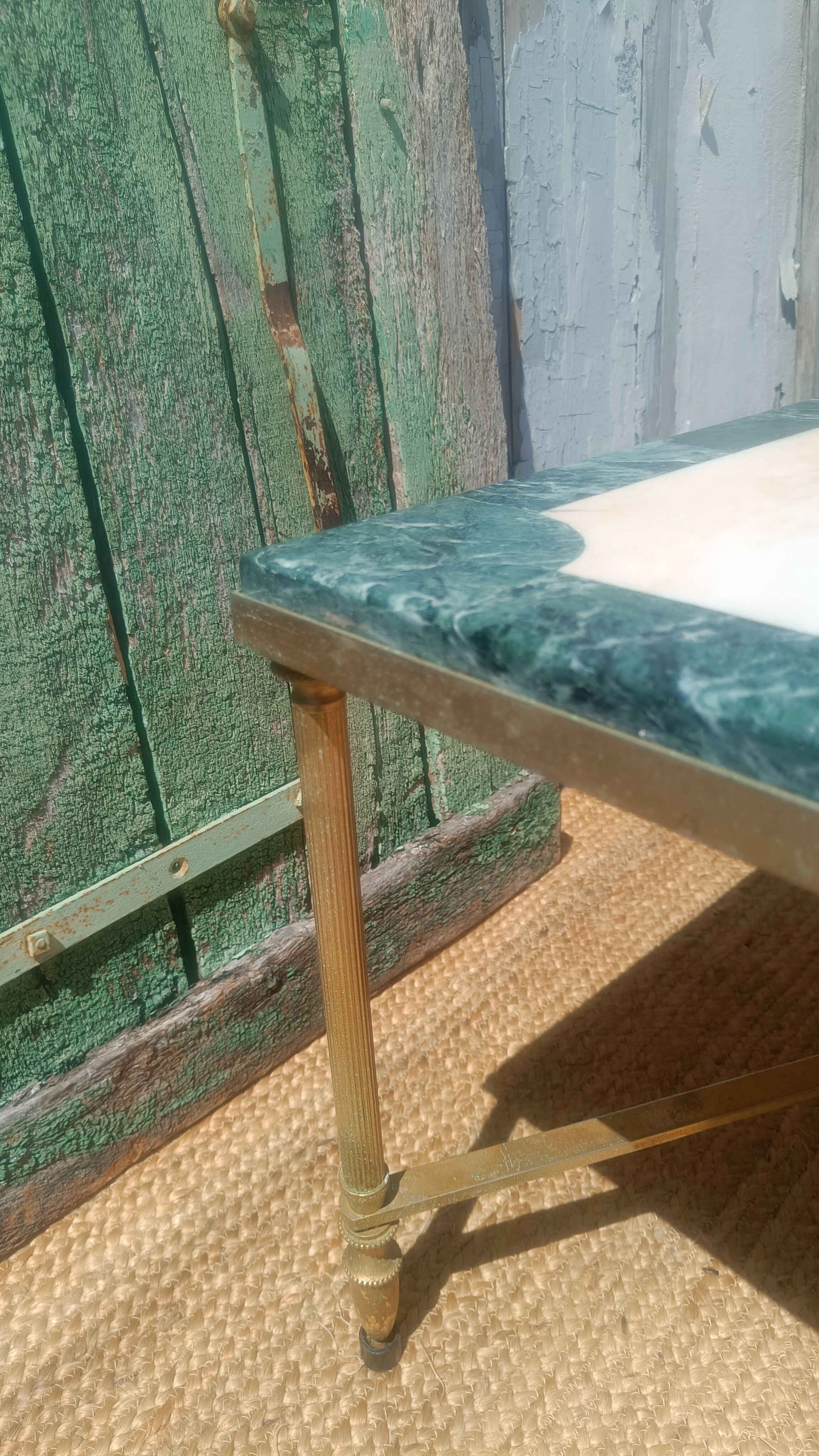 Table basse en marbre et laiton, style Maison Jansen, années 1970