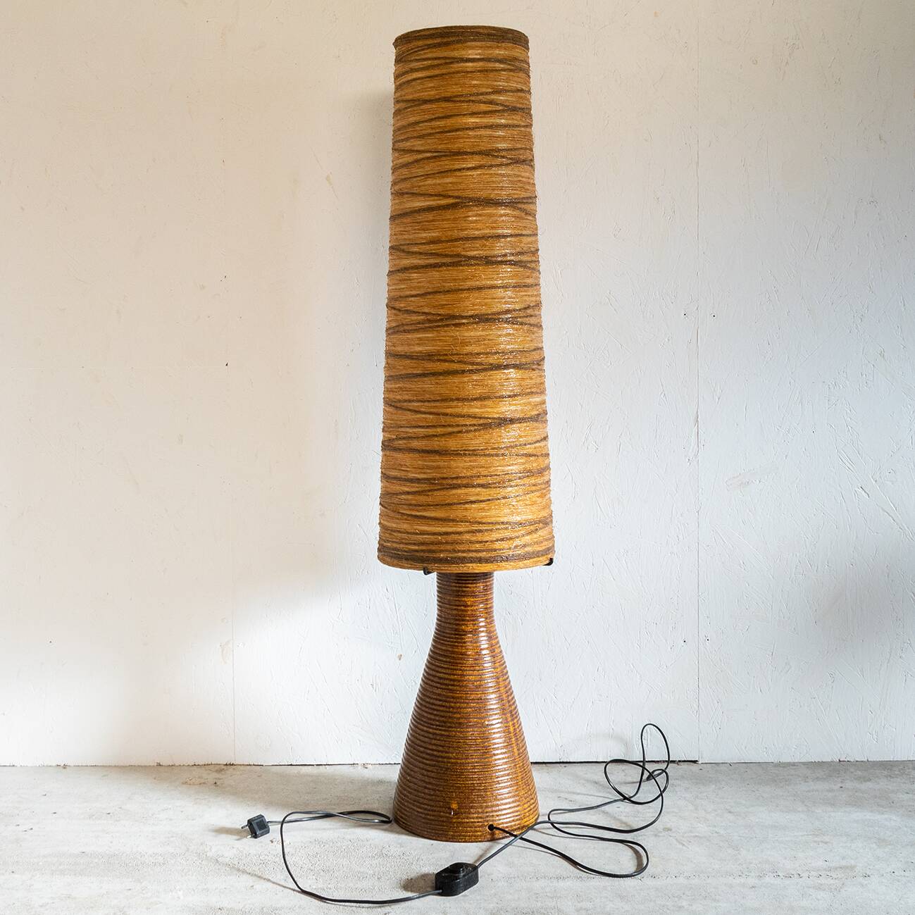 Grande lampe de sol des potier d'Accolay en céramique et résine circa 1960