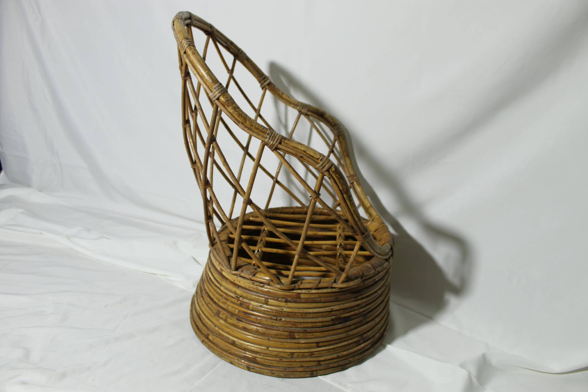 A cane tub type chair