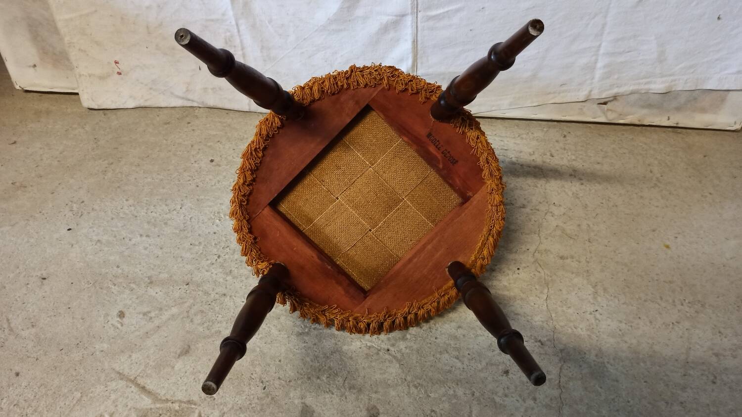 Chaise de chambre en velours ocre et pompons