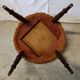 Chaise de chambre en velours ocre et pompons