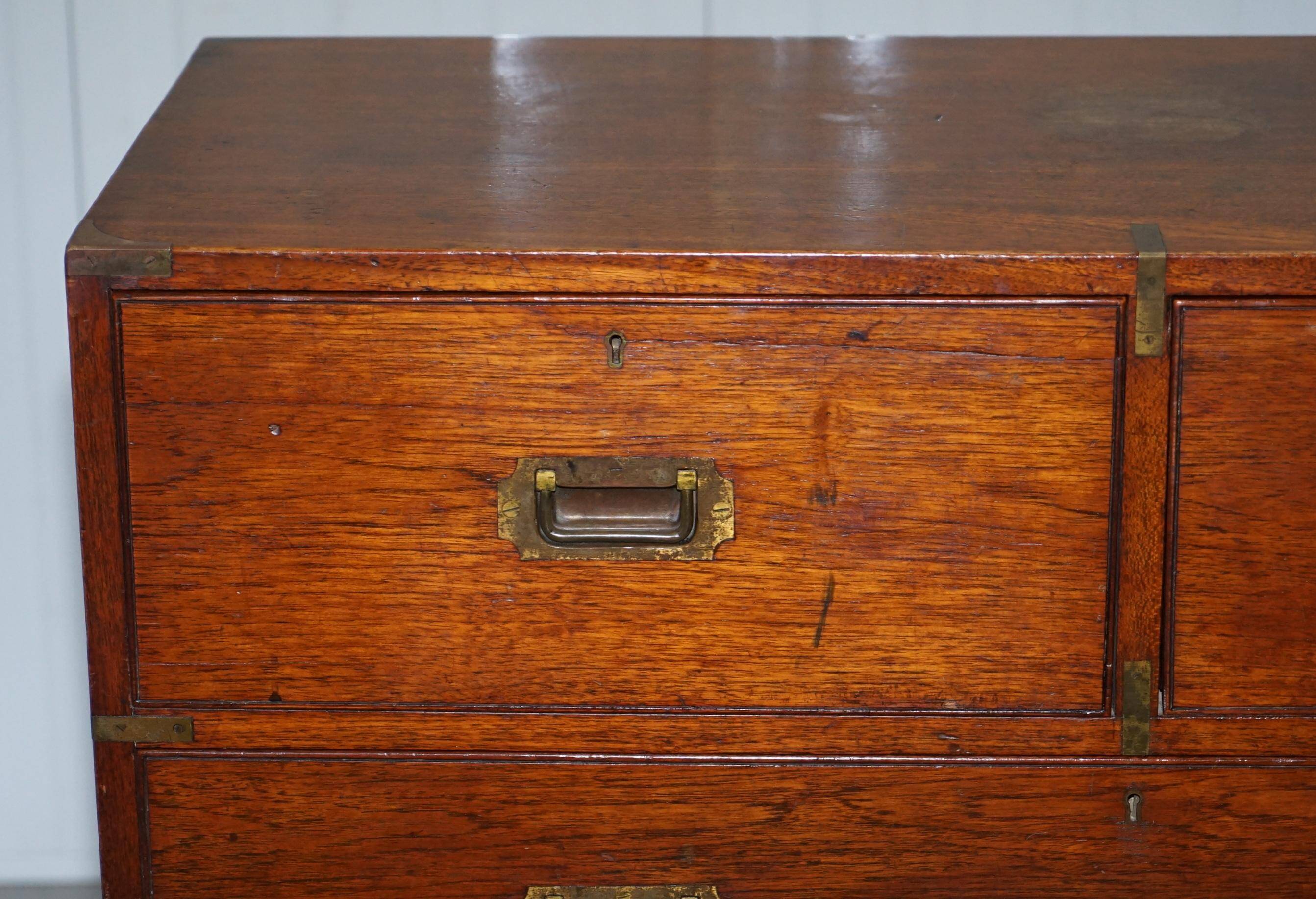 Commode de campagne estampillée Army & Navy C.S.L avec bureau rabattable