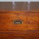 Commode de campagne estampillée Army & Navy C.S.L avec bureau rabattable