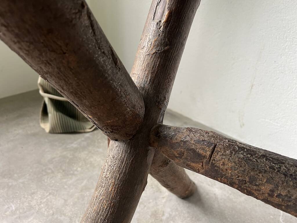 Bureau en noyer massif, art populaire, Savoie, vers 1900