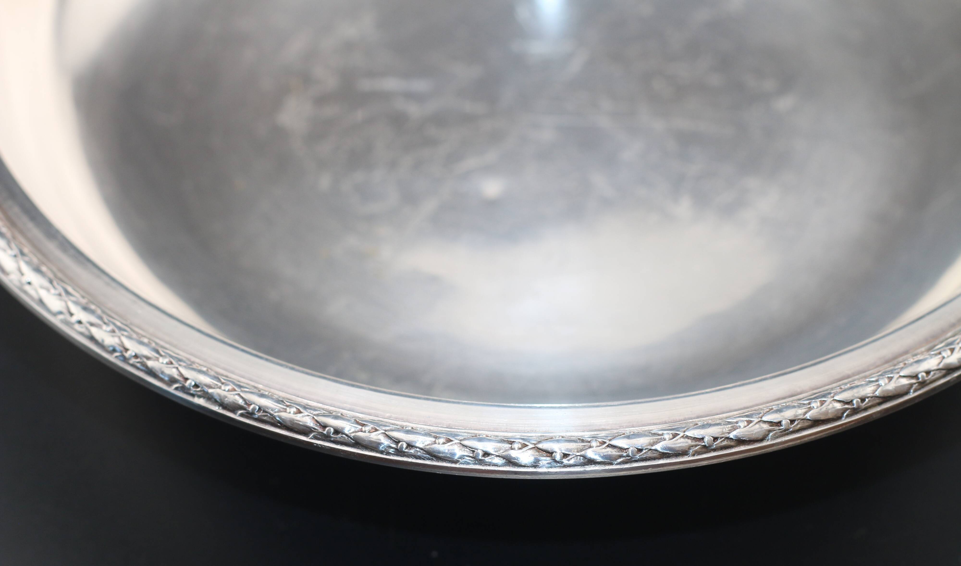 Plat en métal argenté vintage, creux rond à frise de laurier