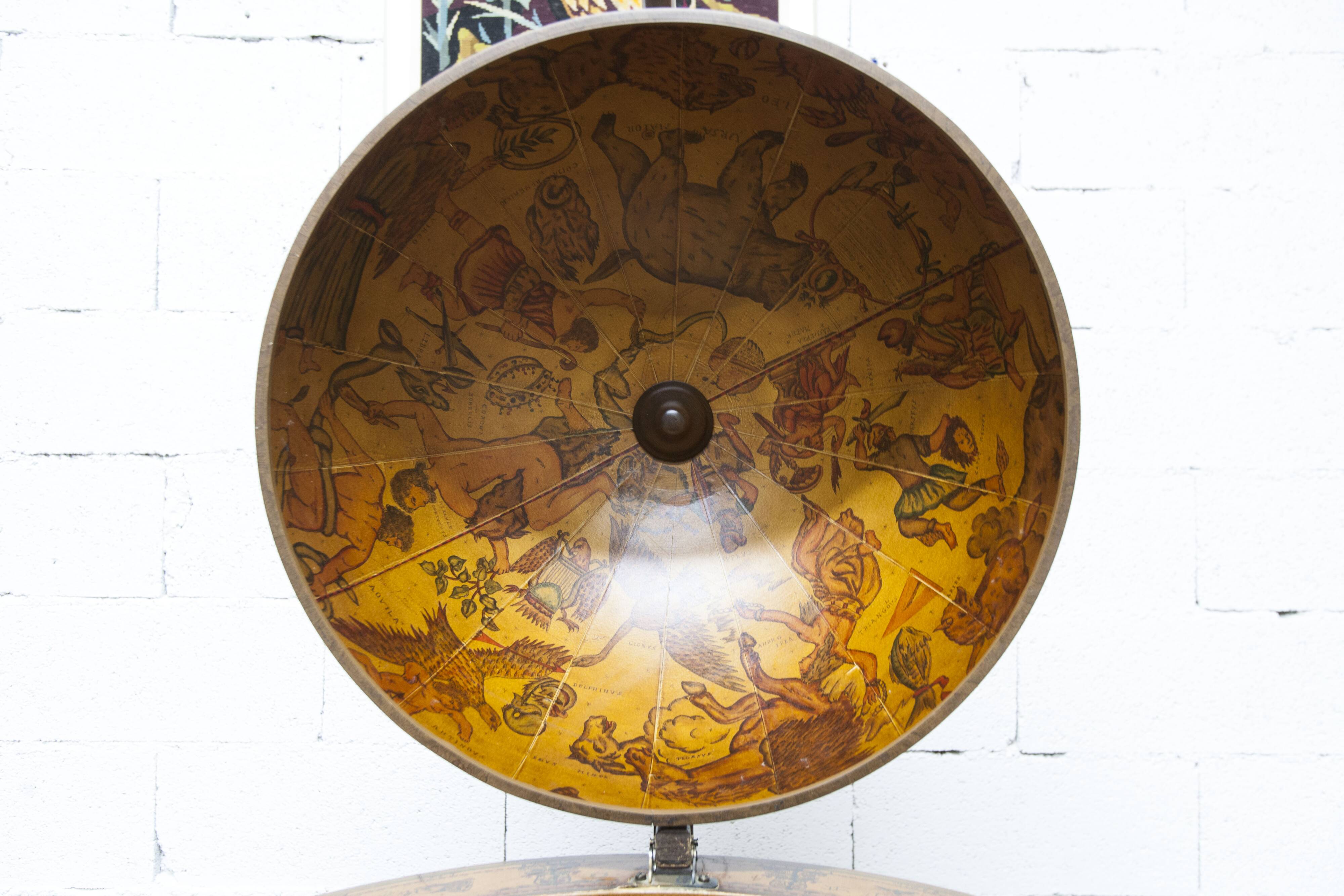 Bar globe maps rolling world