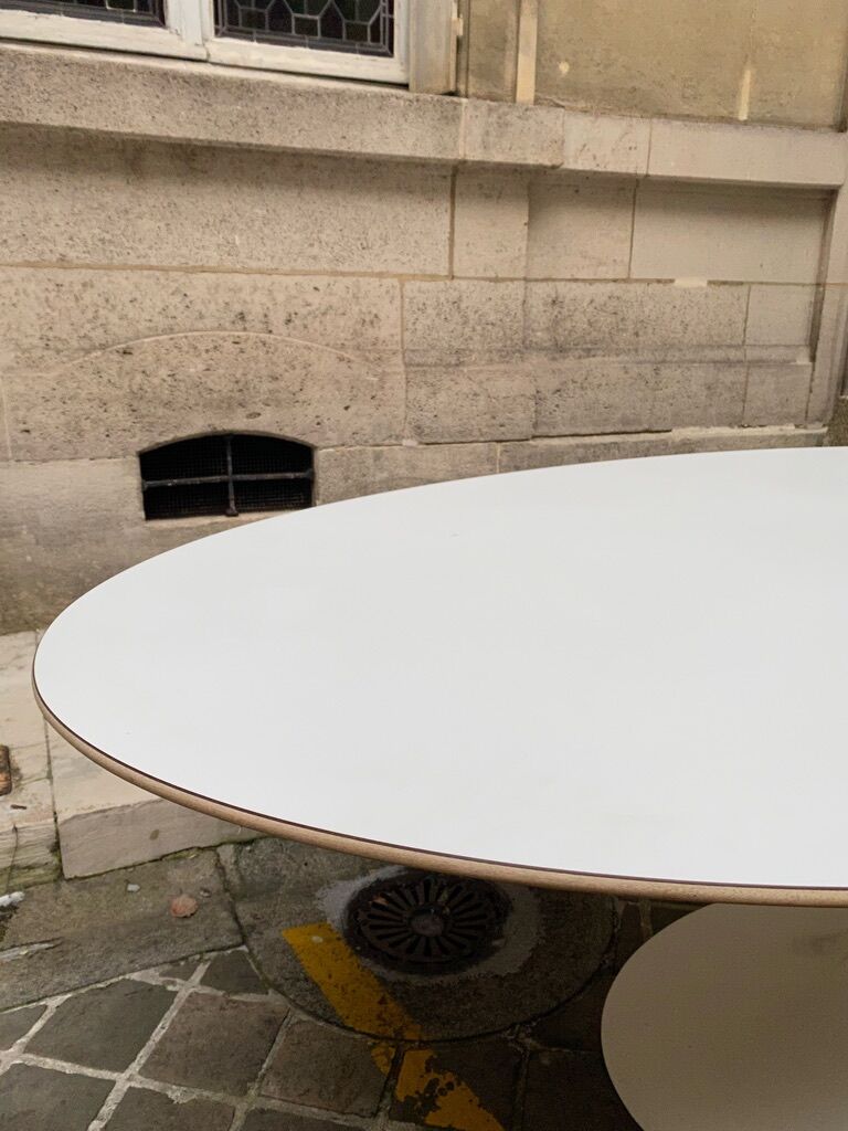 Eero Saarinen's oval tulip table for Knoll
