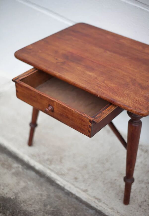 Table basse bois avec tiroir Thonet, table d'appoint table de chevet, bout de canapé vintage