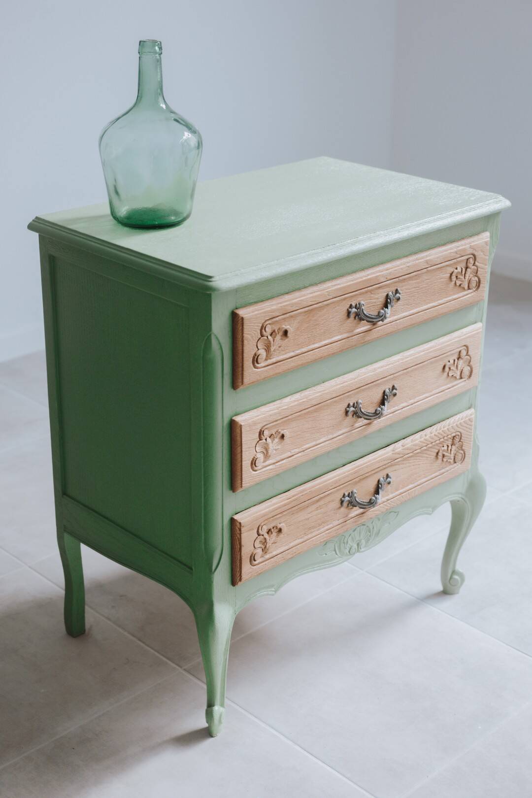 Small green Parisian chest of drawers with 3 drawers in semi-solid oak