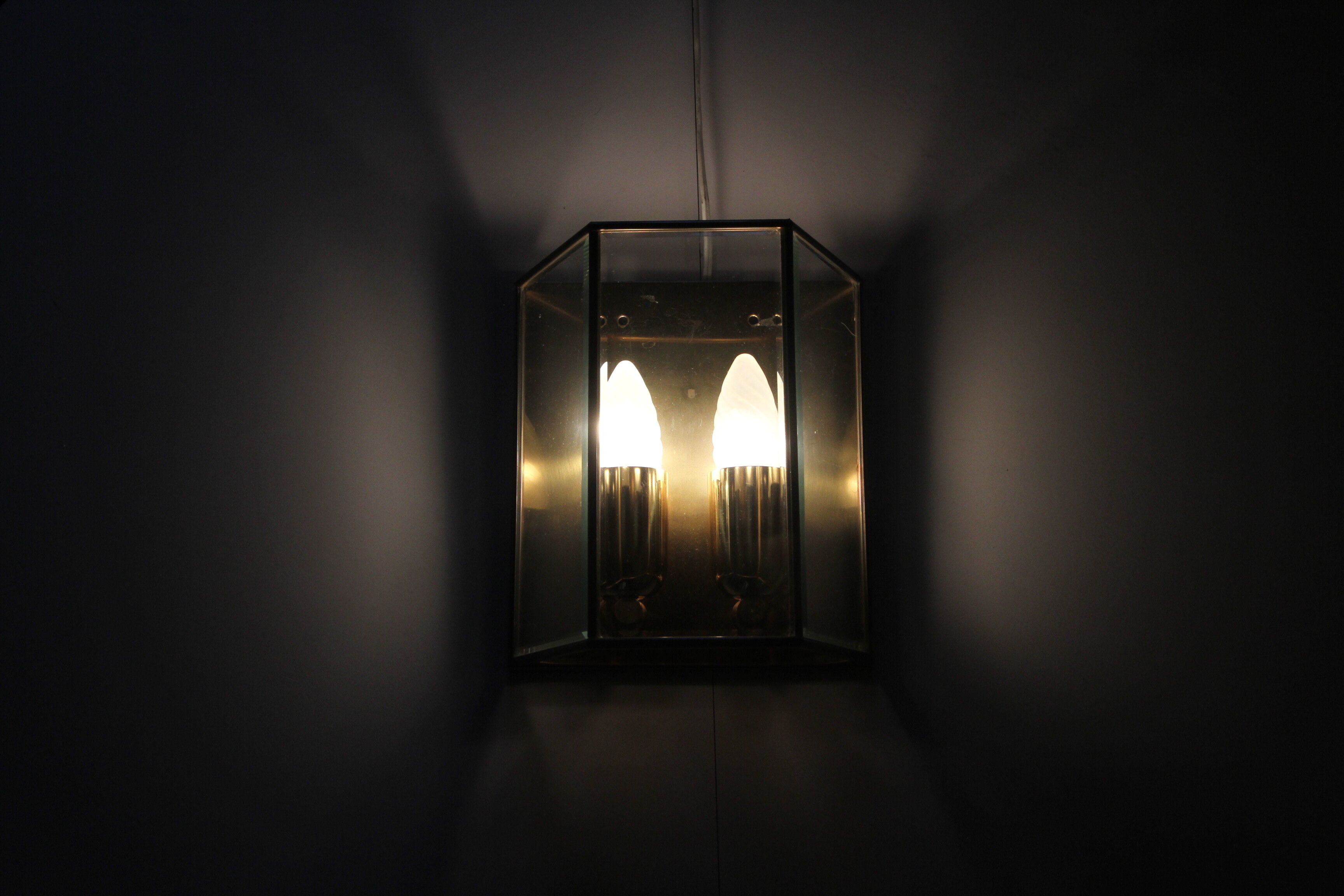 Wall sconce in brass and glass