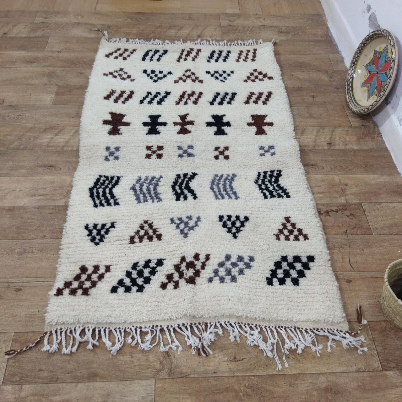 Azilal Berber rug in handmade wool 180 X 105 CM