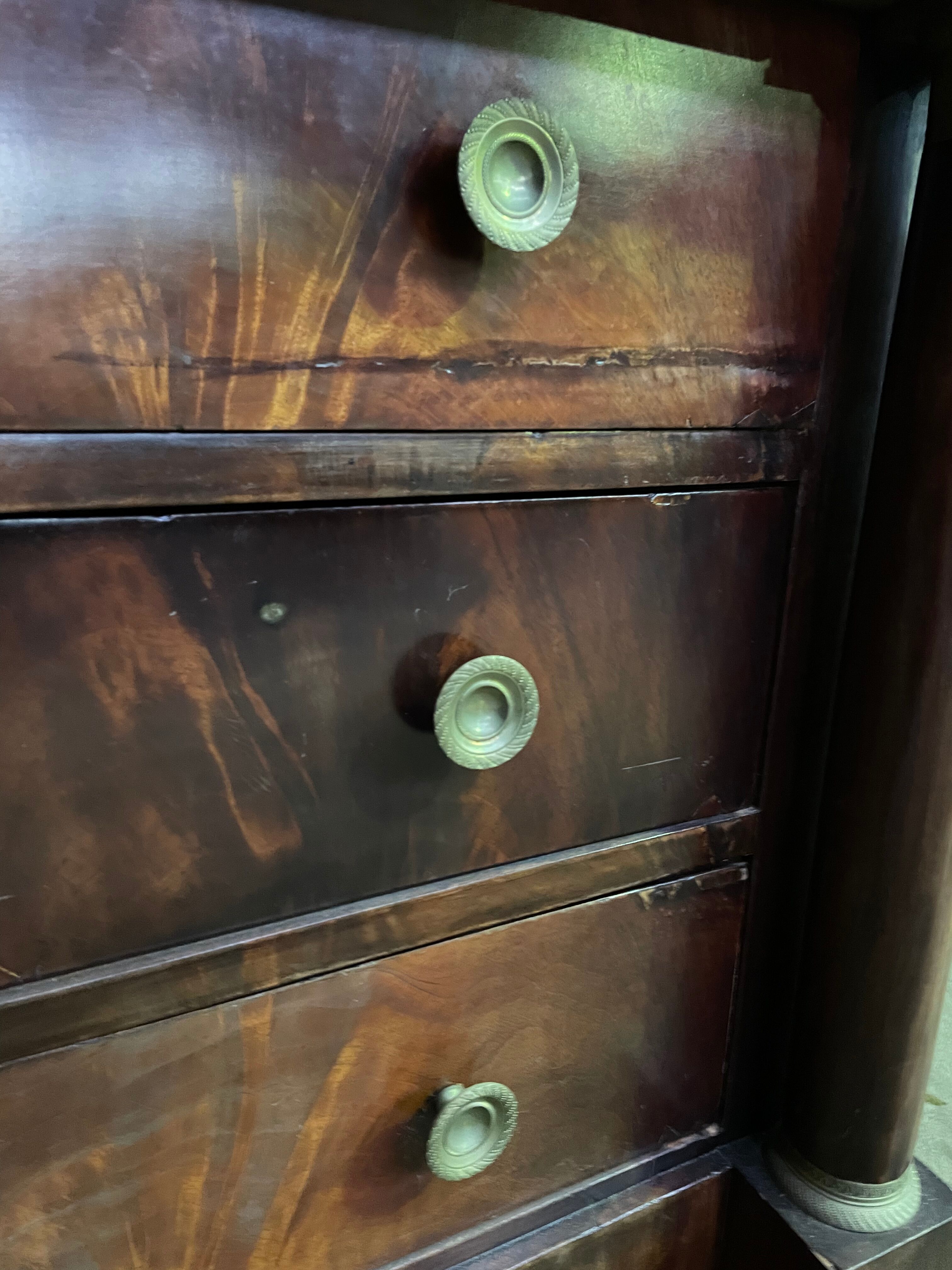 Empire period chest of drawers in mahogany and mahogany veneer