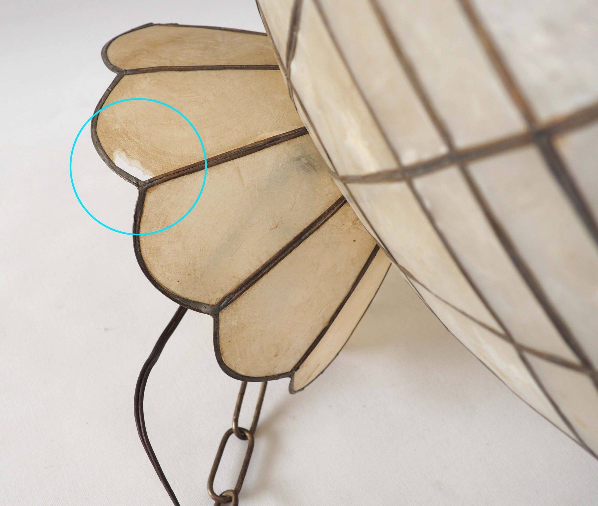 Giant mother-of-pearl mica pendant light