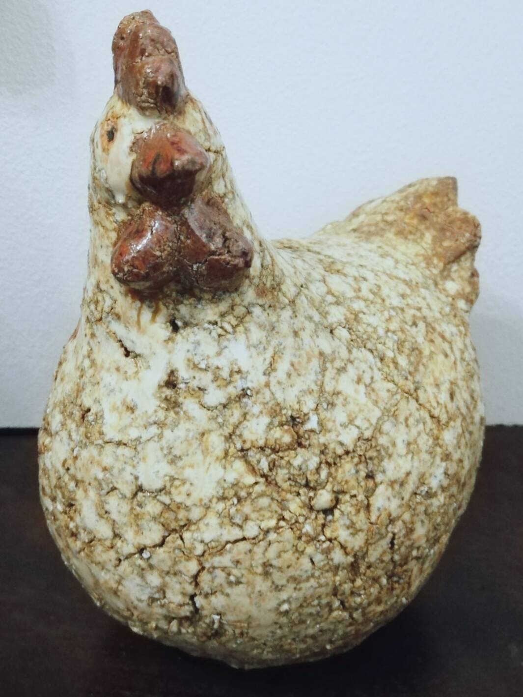 Poule en grès craquelé