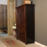 Armoire ancienne chinoise laquée brun avec motifs dorés