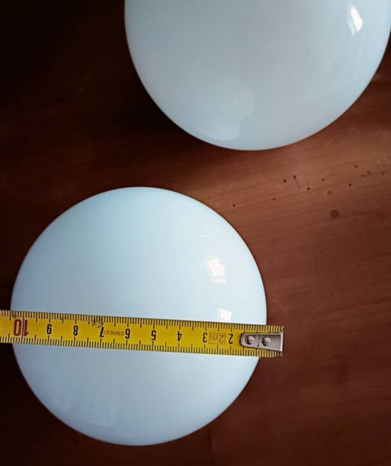 Paire d'appliques boules en verre opalin