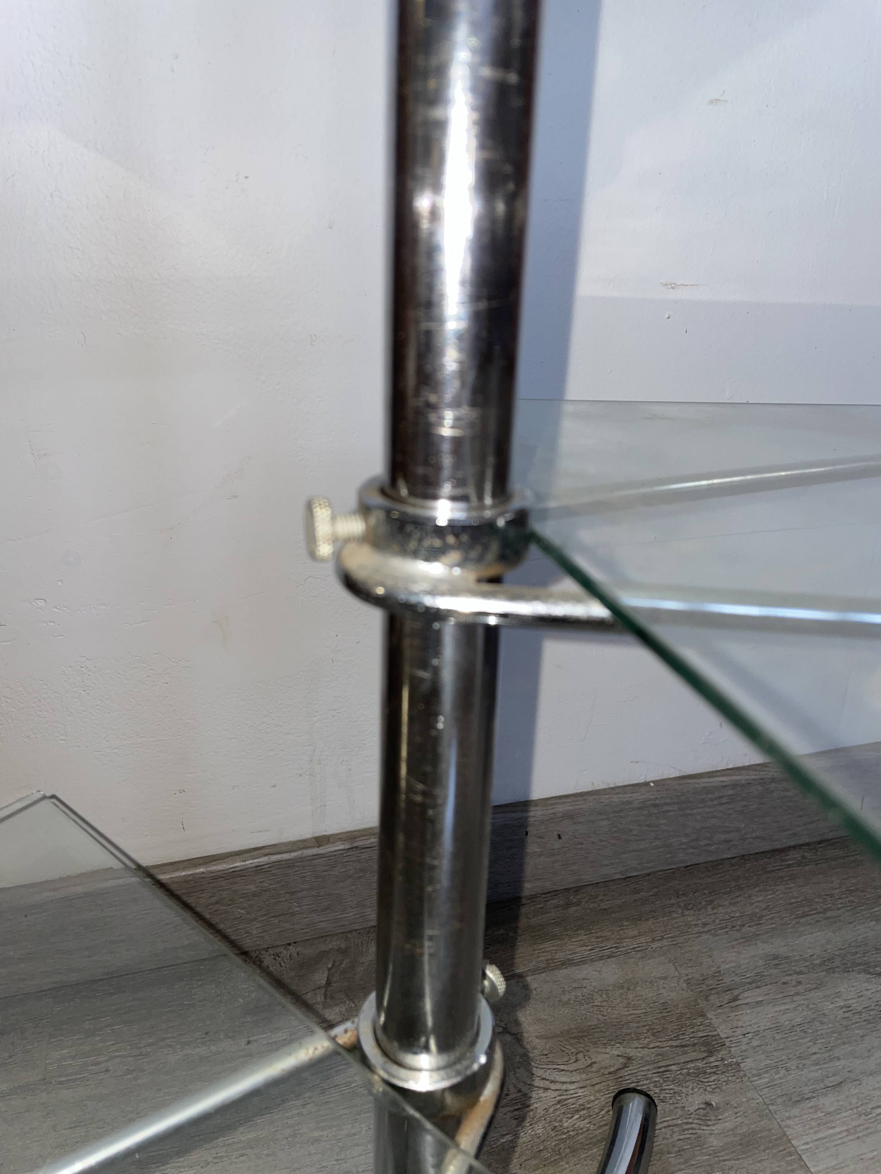 Four-tier rotating shelf in chrome metal