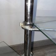 Étagère à quatre plateau orientable en métal chromé