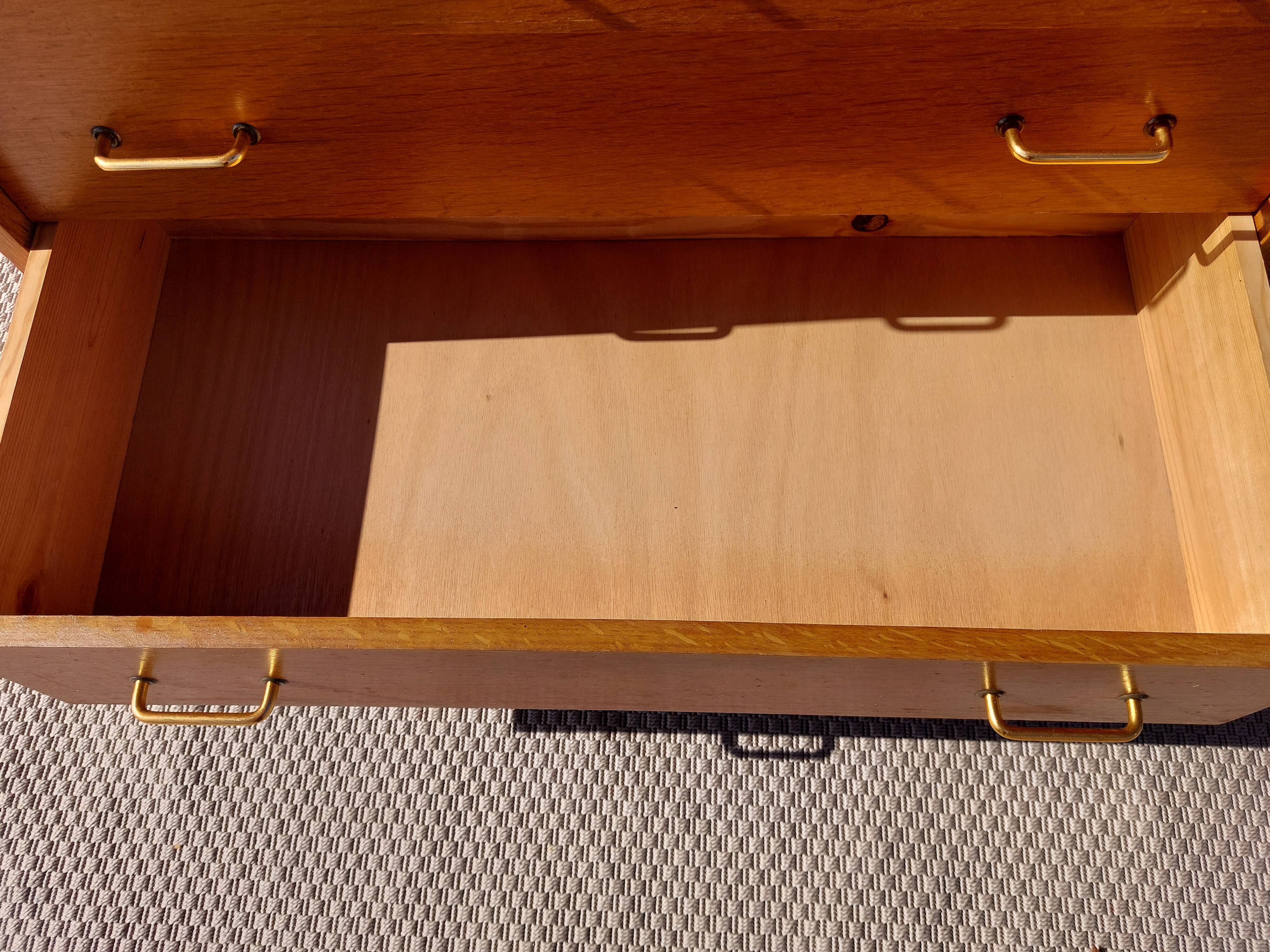 commode vintage aux pieds compas