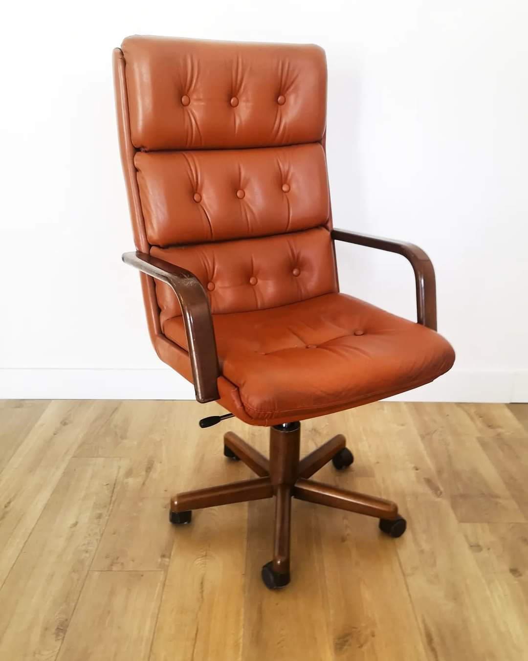 Office chair in upholstered skai