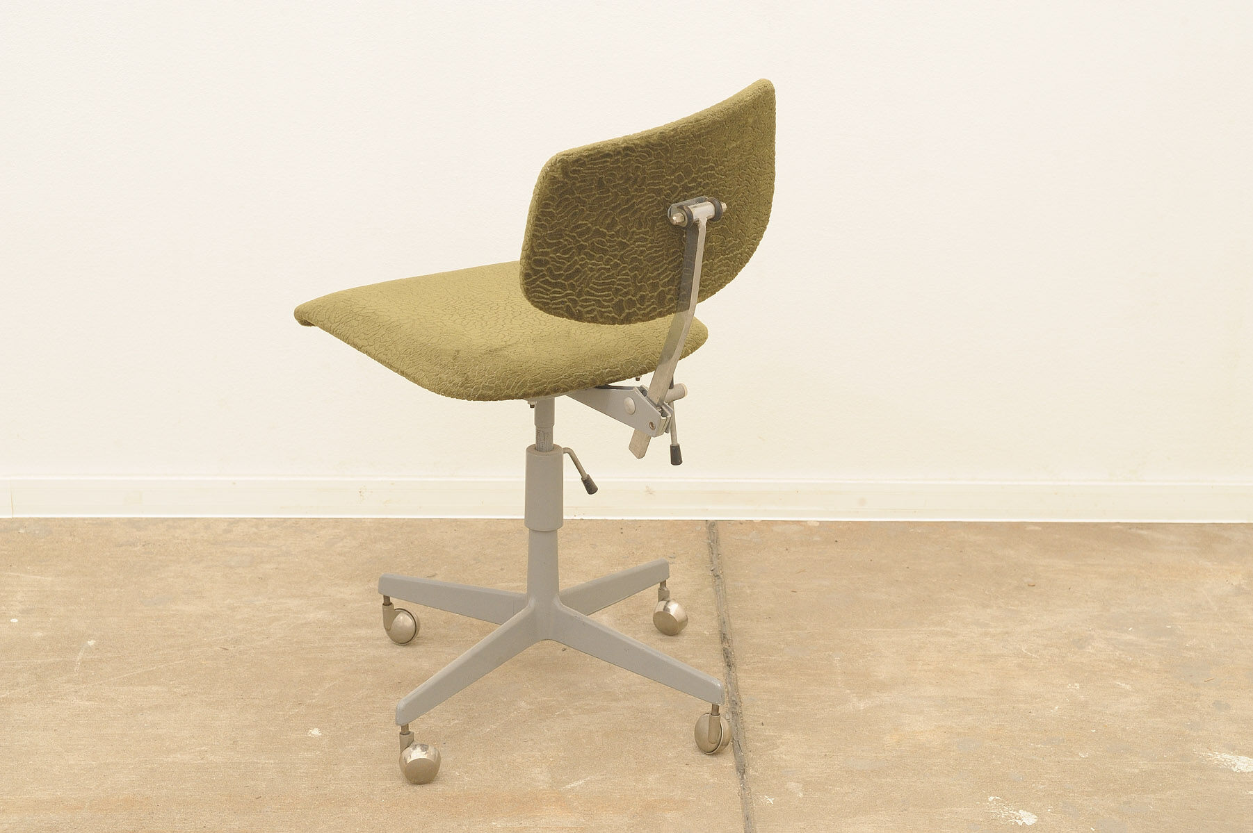 Midcentury swivel desk chair by Kovona 1950s