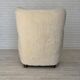 Fauteuil danois des années 1960, en véritable peau de mouton "Canberra", retapissé.